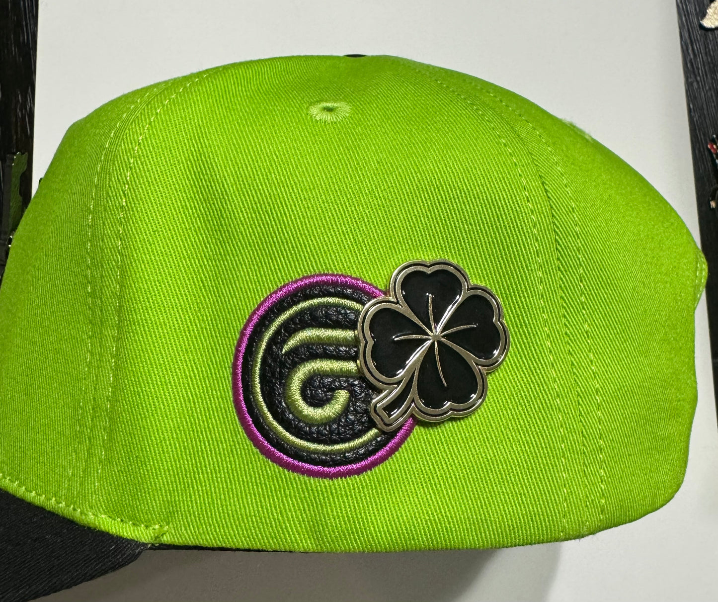 Trébol Black Metallic Pin