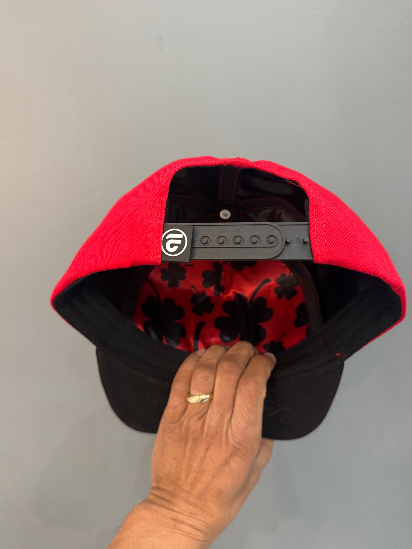 Hat Black Trebol Red